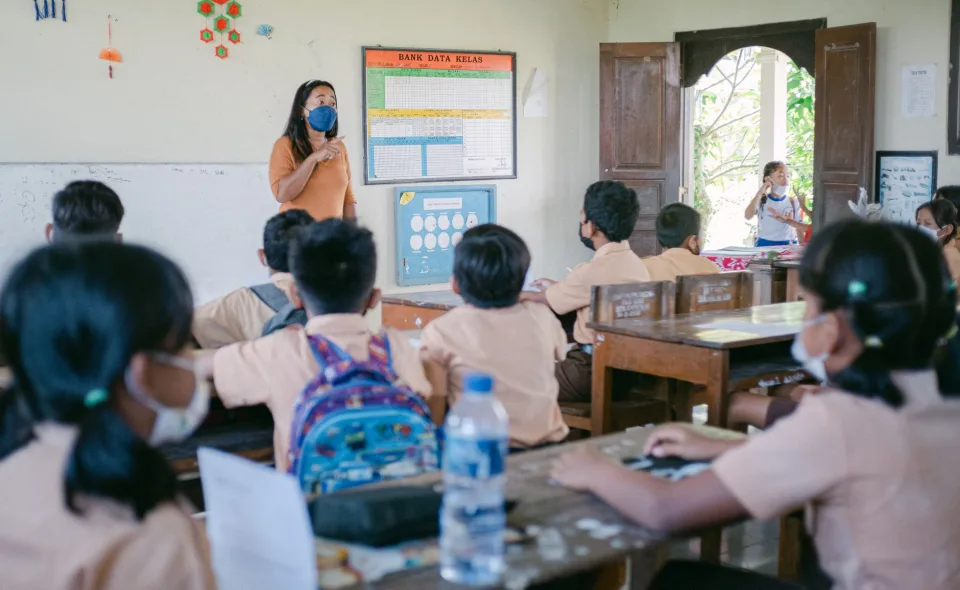 Thầy cô chữa bài cho từng em